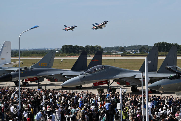 9月20日，第十一届空军航空开放活动和长春航空展上，空军八一飞行表演队飞机起飞。新华社发（余红春 摄）