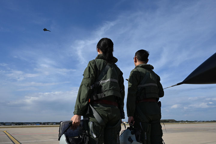 9月20日，第十一届空军航空开放活动和长春航空展上，2名歼-11BS飞行员观看战友飞行展示。新华社发（余红春 摄）