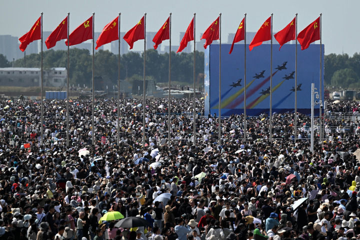 9月20日，第十一届空军航空开放活动和长春航空展现场人山人海。新华社发（余红春 摄）
