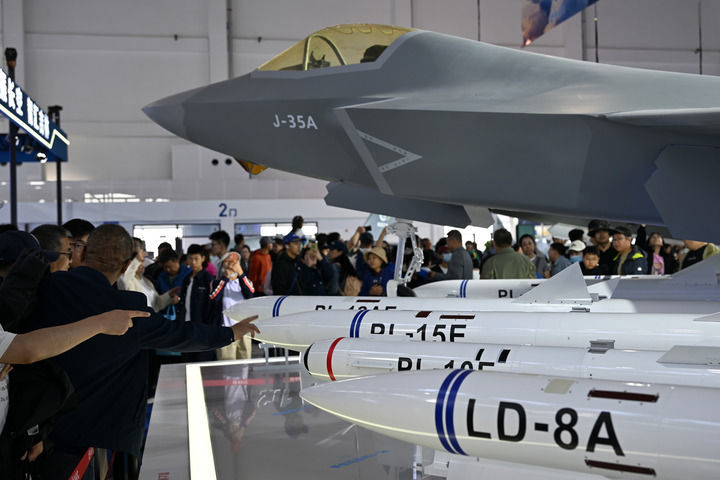 9月20日，第十一届空军航空开放活动和长春航空展上，观众在长春航空文化展示中心参观。新华社发（余红春 摄）